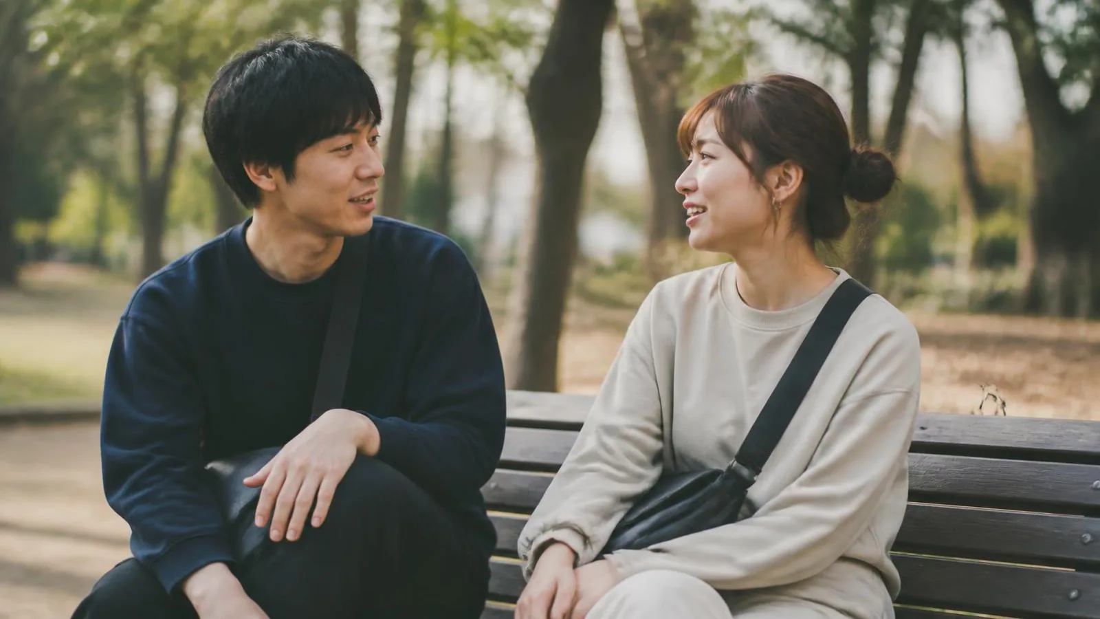 Férfi és női japán nyelvhasználat: fiatal pár beszélget egy tokiói utcai padon
