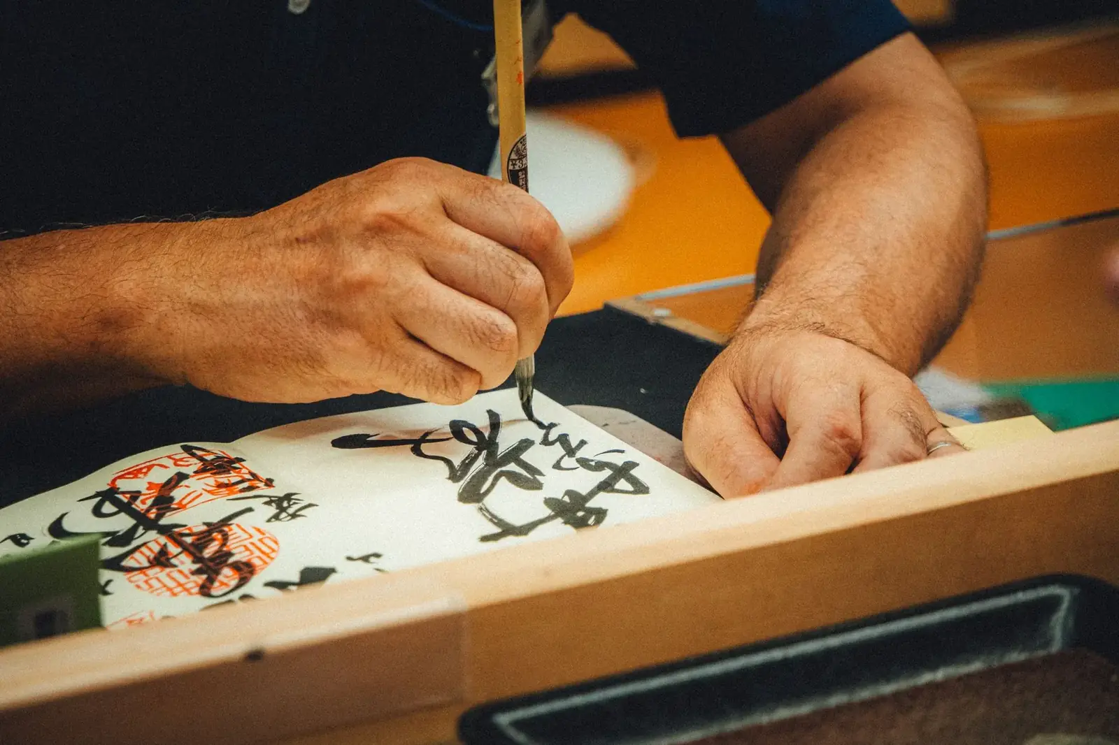 Japán nyelvoktatás — kalligráfia ecsettel, japán írásjegyek gyakorlása